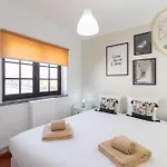 Classic Waves Hostel *